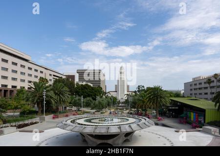 Los Angeles, USA - 11 Agosto 2021: City Hall visto dal Grand Park nel centro di Los Angeles, California. Foto Stock