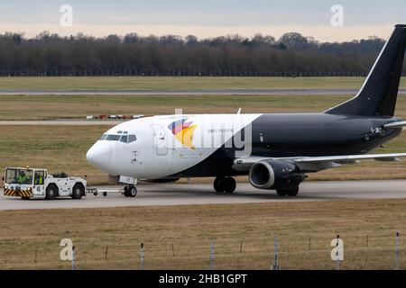 Aeroporto di Stansted, Essex, G-JMCT, WEST ATLANTIC UK, BOEING 737-300(F), Foto Stock