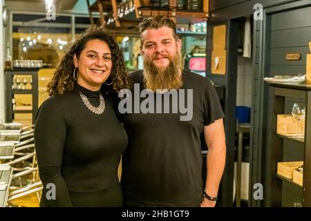 Sakina Salhi e Cyril Aveline nel loro ristorante Hestia a Bormes-les-Mimosas, Francia Foto Stock