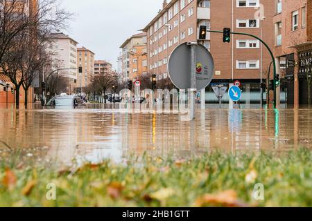 Pamplona, Spagna - 10 dicembre 2021 - alluvione dovuta al traboccamento del fiume Arga nel quartiere di Rochapea. Foto Stock