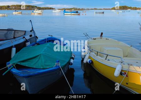 PORTO CESAREO - PUGLIA: Vista sul porto e sulla spiaggia di Porto Cesareo, un meraviglioso villaggio nella parte meridionale della Puglia, Puglia, Italia Foto Stock