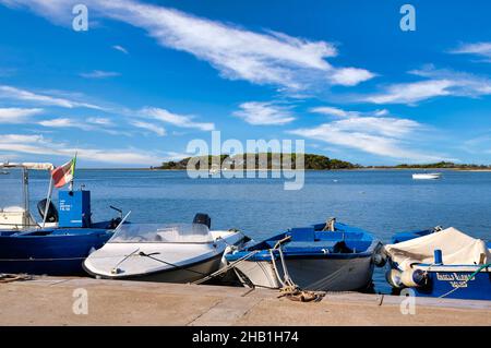 PORTO CESAREO - PUGLIA: Vista sul porto e sulla spiaggia di Porto Cesareo, un meraviglioso villaggio nella parte meridionale della Puglia, Puglia, Italia Foto Stock