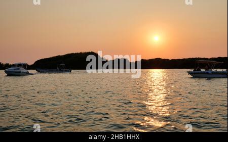 Costa del Salento: Vista al tramonto di Porto Cesareo in Puglia. Sullo sfondo l'isola dei conigli Foto Stock