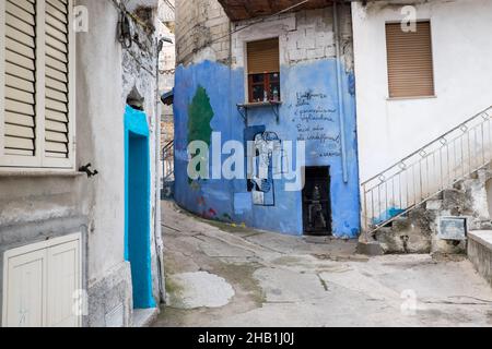 2 novembre 2021, Orgosolo, Nuoro, Italia: Un murale è visto sulle pareti di un edificio nel villaggio di Orgosolo in Sardegna..il villaggio di Orgosolo in Sardegna ha una lunga tradizione di Street art politica visibile sulle mura del paese. Da alcuni anni, agli affreschi di estrema sinistra e all'omaggio alle lotte popolari si uniscono dipinti sul tema dei migranti e del coronavirus. (Credit Image: © Laurent Coust/SOPA Images via ZUMA Press Wire) Foto Stock