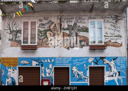 2 novembre 2021, Orgosolo, Nuoro, Italia: Un murale è visto sulle pareti di un edificio nel villaggio di Orgosolo in Sardegna..il villaggio di Orgosolo in Sardegna ha una lunga tradizione di Street art politica visibile sulle mura del paese. Da alcuni anni, agli affreschi di estrema sinistra e all'omaggio alle lotte popolari si uniscono dipinti sul tema dei migranti e del coronavirus. (Credit Image: © Laurent Coust/SOPA Images via ZUMA Press Wire) Foto Stock