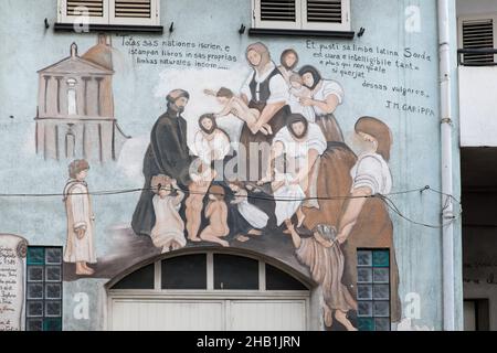 2 novembre 2021, Orgosolo, Nuoro, Italia: Un murale è visto sulle pareti di un edificio nel villaggio di Orgosolo in Sardegna..il villaggio di Orgosolo in Sardegna ha una lunga tradizione di Street art politica visibile sulle mura del paese. Da alcuni anni, agli affreschi di estrema sinistra e all'omaggio alle lotte popolari si uniscono dipinti sul tema dei migranti e del coronavirus. (Credit Image: © Laurent Coust/SOPA Images via ZUMA Press Wire) Foto Stock