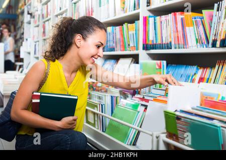 giovane donna in libreria. Foto Stock