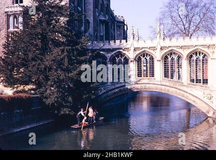 Punting on River Cam, Bridge of Sosphs, St John's College, Cambridge, Cambridgeshire, Inghilterra 1963 Foto Stock