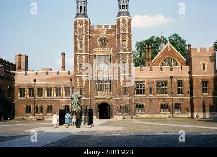 Persone dalla statua del fondatore re Enrico VI, nel cortile della Scuola Yard, Eton College, Windsor, Berkshire, Inghilterra 1963 Foto Stock