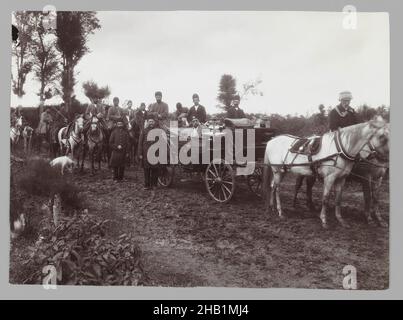 Mozaffer al-DIN Shah in una carrozza a cavallo, una delle 274 fotografie vintage, gelatina argento stampa fuori carta, fine 19th-inizio 20th secolo, Qajar, periodo Qajar, 4 9/16 x 6 1/4 in., 11,6 x 15,9 cm, caravan, trasporto, paese, cane, elite, quinto re qajar, stampa argento gelatina, a cavallo, iraniano, re d'iran, mozaffer al-din, persiano, fotografia, qajar, royalty, shah, shah dell'iran, annata Foto Stock