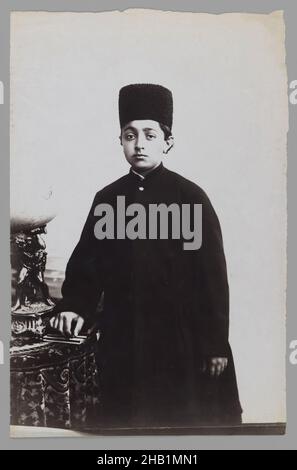 Giovane Principe con la mano su un libro, una delle 274 fotografie d'epoca, fotografia d'argento albume, fine 19th-inizio 20th secolo, Qajar, periodo Qajar, 8 1/2 x 5 1/2 in., 21,6 x 14,0 cm, 19th secolo, Medio Oriente, Persia, fotografia, Ritratto, regale, Shah, studio Foto Stock