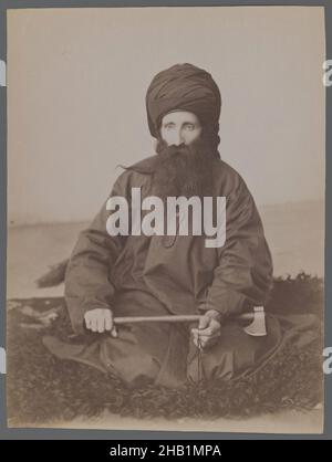 Ritratto di un Dervish, albume argento fotografia, fine 19th-inizio 20th secolo, Qajar, periodo Qajar, 8 1/8 x 6 1/8 pollici, 20,7 x 15,6 cm, ascia, barba, sguardo, Iran, machado, Medio Oriente, musulmano, Persia, Agnello persiano, fotografia, fotografia, religioso, tappeto, figura seduta, Sufi, Sufi Islam, turbante, arma Foto Stock