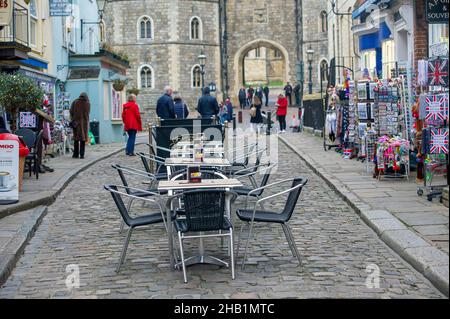 Windsor, Berkshire, Regno Unito. 16th dicembre 2021. Gli acquirenti di Natale sono stati fuori a Windsor oggi. Alcune persone indossavano le maschere facciali mentre camminavano per la città. Poco meno di 90k nuovi casi positivi di Covid-19 sono stati registrati nelle ultime 24 ore ancora una volta battendo tutti i record nel Regno Unito da quando il Covid-19 Pandemic ha cominciato. Alcune persone sui social media ora si riferiscono al Regno Unito come Plague Island. Oggi è stato annunciato che sua Maestà la Regina sta annullando la sua festa di Natale di famiglia a Windsor la prossima settimana. Credit: Maureen McLean/Alamy Live News Foto Stock