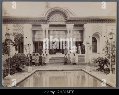 Un gruppo di uomini religiosi in un giardino, una delle 274 fotografie d'epoca, gelatina argento stampa carta, fine 19th-inizio 20th secolo, Qajar, periodo Qajar, 6 3/4 x 9 in., 17,1 x 22,9 cm, 19th secolo, architettura, giardino, Iran, Islam, Medio Oriente, Persia, fotografia, piscina, Religione Foto Stock