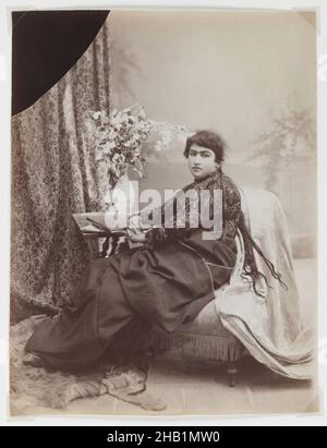 Donne con trecce, Antoin Sevruguin, albume argento fotografia, fine 19th secolo, Qajar, Periodo Qajar, 9 1/4 x 6 3/16 pollici, 23,5 x 15,7 cm, 19th secolo, trecce, capelli, Iran, Medio Oriente, sfondo dipinto, Persia, fotografia, Qajar, studio, donna Foto Stock