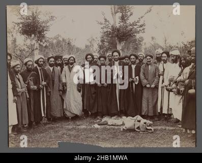 Un gruppo di uomini Religiosi in garb Religiosi che tiene un pezzo di Calligraphy, una delle 274 fotografie d'epoca, gelatina d'argento stampa carta, fine 19th-inizio 20th secolo, Qajar, periodo Qajar, 6 7/16 x 9 7/16 in., 16,4 x 23,9 cm, gelatina d'argento, gruppo di uomini, tenendo calligrafia, Medio Oriente, musulmano, all'aperto, fotografia, pious, uomini religiosi, boschi Foto Stock