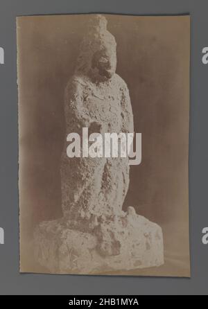 Una delle 274 fotografie d'epoca, fotografia d'argento albume, fine 19th-inizio 20th secolo, Qajar, periodo Qajar, 5 5/8 x 8 7/16 pollici, 14,3 x 21,5 cm, Iran, uomo, Persia, statua Foto Stock