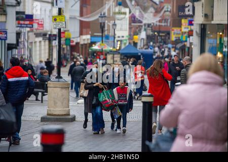 Windsor, Berkshire, Regno Unito. 16th dicembre 2021. Gli acquirenti di Natale sono stati fuori a Windsor oggi. Alcune persone indossavano le maschere facciali mentre camminavano per la città. Poco meno di 90k nuovi casi positivi di Covid-19 sono stati registrati nelle ultime 24 ore ancora una volta battendo tutti i record nel Regno Unito da quando il Covid-19 Pandemic ha cominciato. Alcune persone sui social media ora si riferiscono al Regno Unito come Plague Island. Oggi è stato annunciato che sua Maestà la Regina sta annullando la sua festa di Natale di famiglia a Windsor la prossima settimana. Credit: Maureen McLean/Alamy Live News Foto Stock