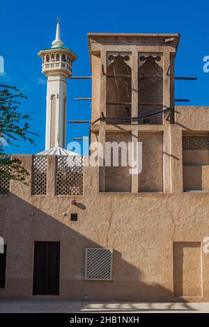 Minareto e una torre del vento nel quartiere storico di al Fahidi a Dubai, Emirati Arabi Uniti Foto Stock