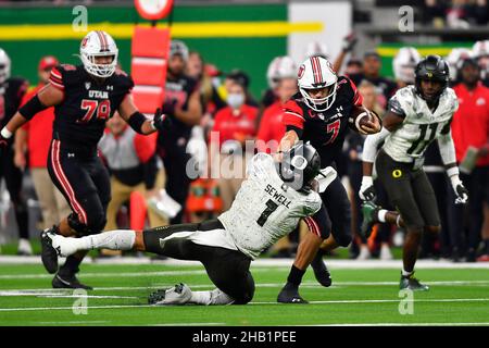 Utah Utes quarterback Cameron Rising (7) precipita la palla mentre dà un braccio rigido agli Oregon Ducks all'interno del linebacker Noah Sewell (1) al Pac-12 Cham Foto Stock