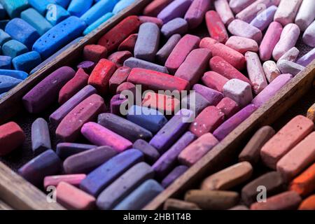 primo piano di pastelli artista in scatola Foto Stock