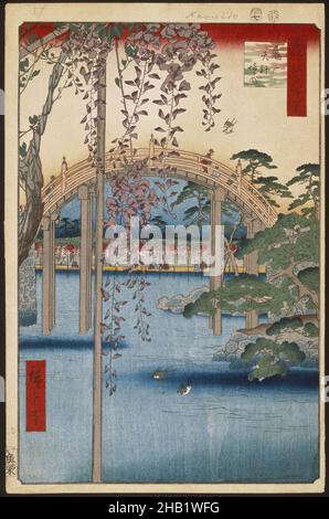 All'interno del Santuario di Kameido Tenjin, Kameido Tenjin Keidai, No. 65 da cento viste famose di Edo, Utagawa Hiroshige, Ando, Giapponese, 1797-1858, Stampa a blocchi di legno, Giappone, 7th mesi del 1856, periodo Edo, era Ansei, immagine: 13 7/16 x 8 3/4 pollici, 34,1 x 22,2 cm, 19th secolo, animali, uccelli, blu, ponte, calma, calma, Edo, fauna, flora, fiori, giardino, giardino pensile, armonia, Hiroshige, IMLS, giapponese, paesaggio, foglie, Meditativo, Meisho-e, minimo, natura, piante, stagno, stagione, estate, Tokyo, Ukiyo-e, Utagawa, acqua, glicine, woodblock, stampa woodblock Foto Stock