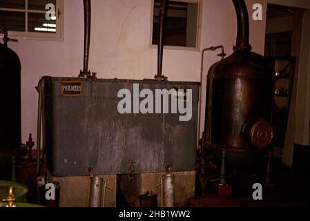 Attrezzature d'antiquariato utilizzate per la produzione di profumi, Parfumerie Fragonard storico fabbrica , Grasse, Francia 1974 Foto Stock