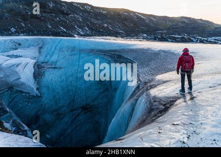 Guida alla scoperta del foro del lavandino sul ghiacciaio in Islanda Foto Stock