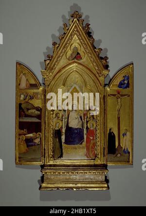 Trittico: Madonna con Santi e Cristo Benedizione, Centro; la Natività e l'Angelo Annunciato, Ala sinistra; Crocifissione e Vergine annunciata, Ala destra, Maso di Banco, Scuola Italiana Fiorentina, 1341-1346, Tempera e oro lavorato su pannelli di pioppo in telaio originale, Italia, ca. 1336, pannello centrale: 30 1/8 x 11 3/4 pollici, 76,5 x 29,8 cm, Annunciazione, benedizione, Caterina, bambino, cristo, cristiano, croce, crocifissione, devozionale, europeo, fiorentino, oro, oro macinato, Golgota, gotico, alone, santo, Gesù, madonna, Madonna col Bambino, Maria, medievale, pittura, prospettiva, pregando Foto Stock