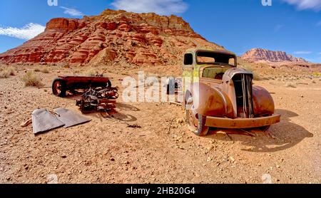 Un camion antico arrugginito sul lato occidentale del Lonely Dell Ranch vicino al Vermilion Cliffs National Monument Arizona. Situato nel Glen Canyon Recreati Foto Stock