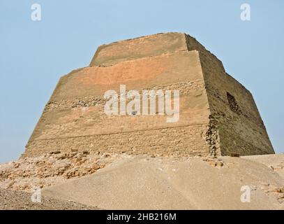 La piramide di Meidum fu la prima piramide a faccia diritta dell'Egitto. Si trova a 100 km a sud del Cairo Foto Stock