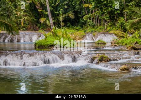 Cambugahay Falls sull'isola di Siquijor, Filippine. Foto Stock