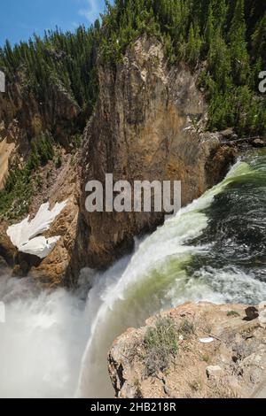 L'orlo delle Lower Falls nel Grand Canyon di Yellowstone, il parco nazionale di Yellowstone, Wyoming, USA Foto Stock