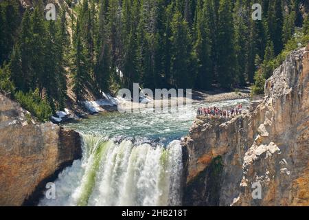 L'orlo delle Lower Falls nel Grand Canyon di Yellowstone, il parco nazionale di Yellowstone, Wyoming, USA Foto Stock