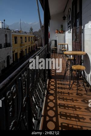 Arequipa, PERÙ - Settembre 26: Terrazza balcone nel centro storico villaggio del perù dove i turisti si siedono e bere pisco sours e gustare la cucina locale Foto Stock