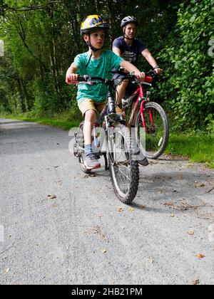 Padre e figlio in bicicletta lungo il Tarka Trail, Devon, Regno Unito Foto Stock