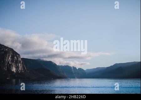 Paesaggio panoramico di enormi rocce e fiordi in Norvegia. Bella natura settentrionale. Foto Stock