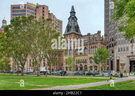 Il municipio di New Haven è stato costruito nel 1861, progettato da Henry Austin; l'annesso tribunale della contea è stato completato nel 1873, progettato da David R. Brown. Foto Stock