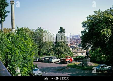 Vista sui tetti della città fino all'altare della Patria, altare della Patria, Roma, Italia nel 1974 Foto Stock