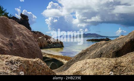 bella spiaggia tropicale sull'isola di curieuse sulle seychelles Foto Stock