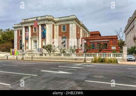 Il ramo principale della Biblioteca pubblica libera di New Haven è stato progettato da Cass Gilbert in stile neogeorgiano per armonizzarsi con altre strutture verdi di New Haven. Foto Stock