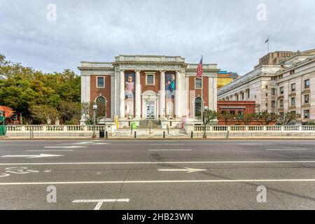 Il ramo principale della Biblioteca pubblica libera di New Haven è stato progettato da Cass Gilbert in stile neogeorgiano per armonizzarsi con altre strutture verdi di New Haven. Foto Stock