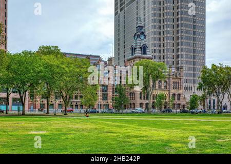 Il municipio di New Haven è stato costruito nel 1861, progettato da Henry Austin; l'annesso tribunale della contea è stato completato nel 1873, progettato da David R. Brown. Foto Stock