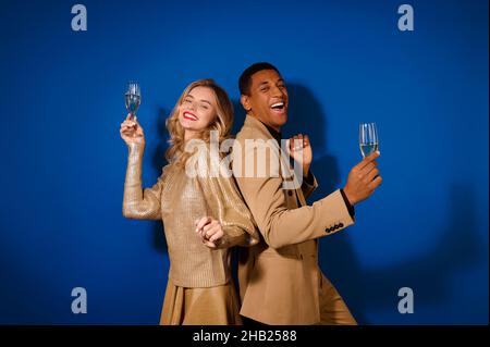 Ragazza e ragazzo con occhiali in movimento di danza Foto Stock