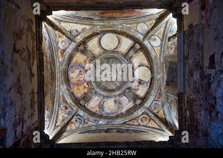 Vista delle rovine della chiesa di Santa Maria - Cazorla, Jaen, Andalusia, Spagna, Europa Foto Stock