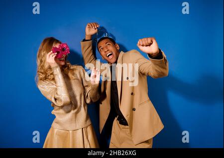 Ragazzo energico entusiasta e ragazza con maschera Foto Stock