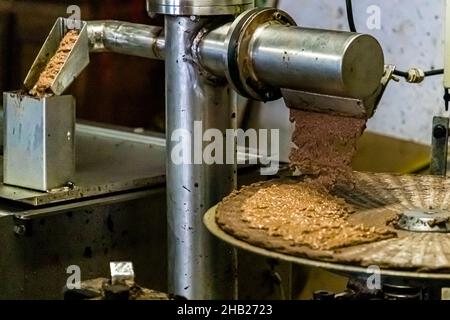 Frantoio tradizionale (Moulin a Huile Traditionnel) a Draguignan, Francia. Dopo la malassazione, la pasta di oliva viene applicata ai tappetini della pressa (flurtina) Foto Stock