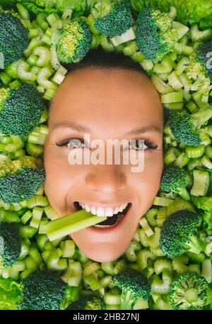 Giovane donna con verdure. Mangiare cibo sano concetto Foto Stock