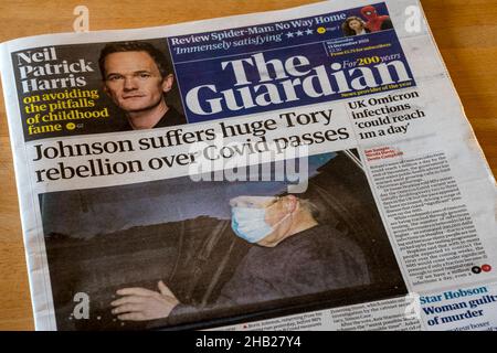 Il titolo della prima pagina del Guardian del 15 dicembre 2021 legge Johnson soffre la ribellione Tory enorme sopra i passi di Covid. Foto Stock