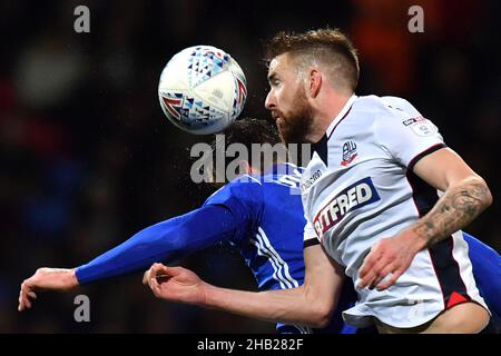 Mark Beevers di Bolton Wanderers vince una testata Foto Stock